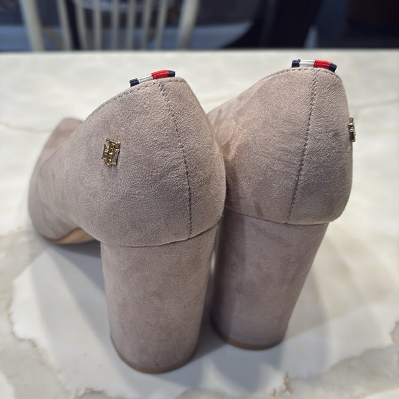 Tommy HilfigerTan Heels with Pointed Toe Design - Picture 11 of 12